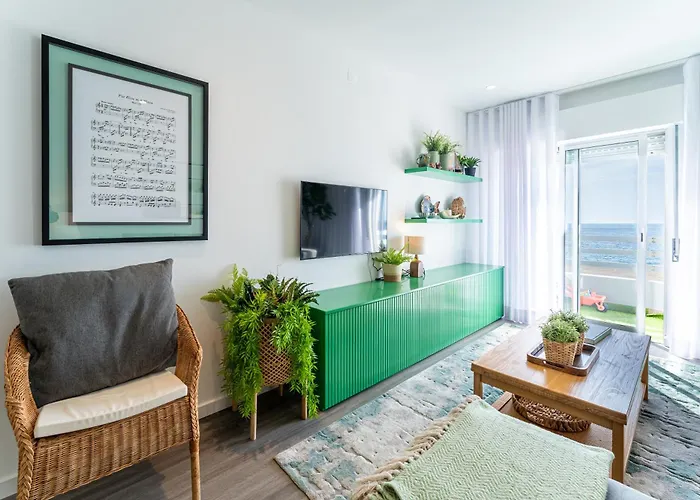 T2 Dina's Place * Nazaré